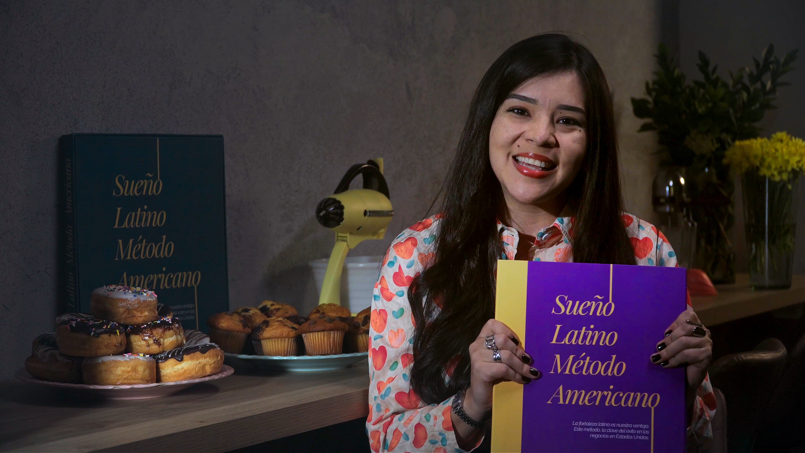 Emprendedora con el libro Sueño Latino Método Americano